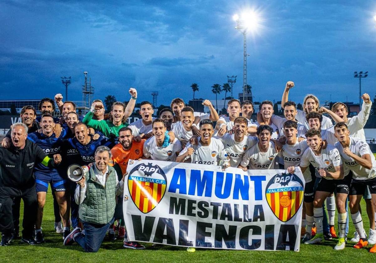 La plantilla del filial del Valencia, celebrando un triunfo.