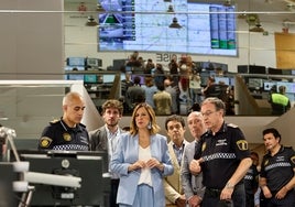 Catalá y Caballero, junto a los mandos de la Policía Local en la central de Valencia.