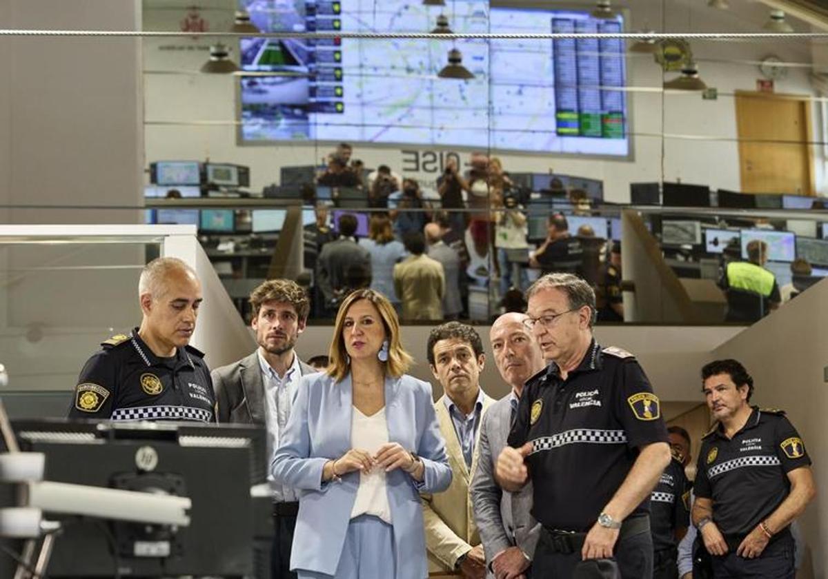 Catalá y Caballero, junto a los mandos de la Policía Local en la central de Valencia.