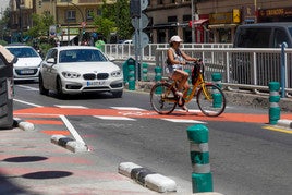 Cruce del carril bici sobre la calzada en el tramo de Pérez Galdós, uno de los más polémicos de toda la ciudad.