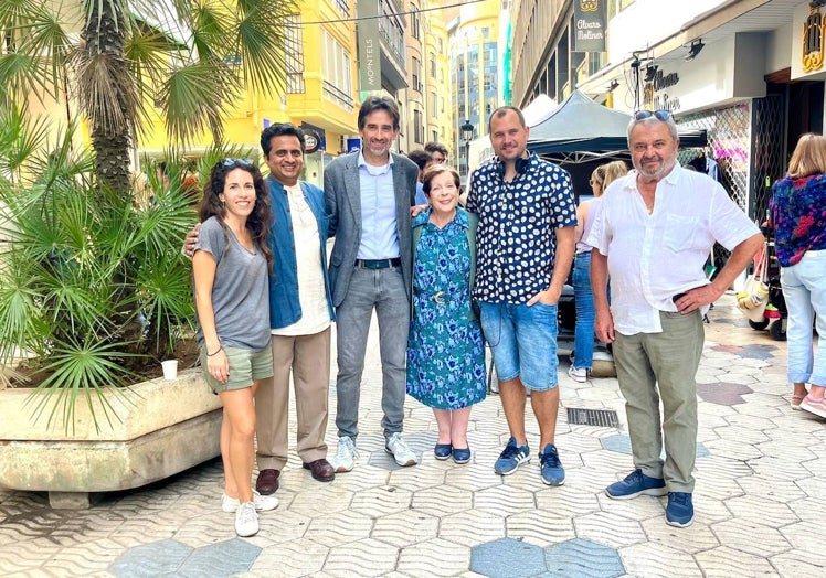 El equipo de 'L'avia i el foraster', junto al concejal José Luis Moreno.