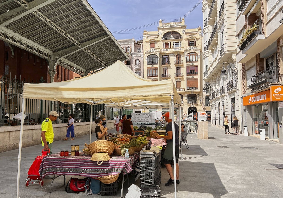 Puestos agrícolas situados junto al Mercado de Colón de Valencia, este martes, con sólo cinco paradas.