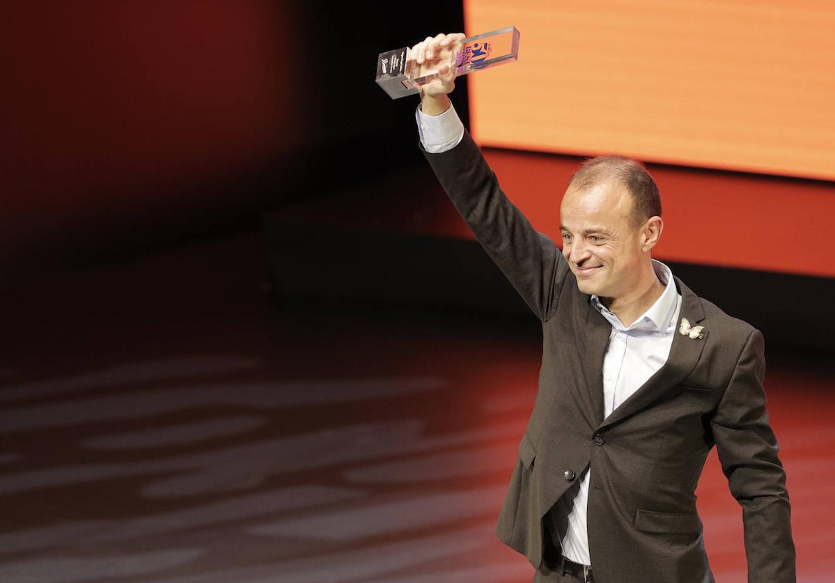 Miguel Ángel Millán recibe el premio de mejor sumiller dle mundo en Valencia.