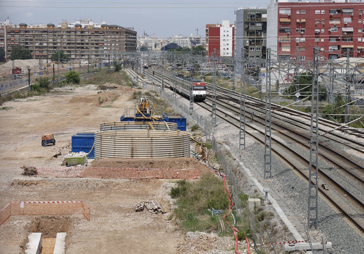 Obras del canal de acceso del Parque Central, vistas desde el bulevar sur