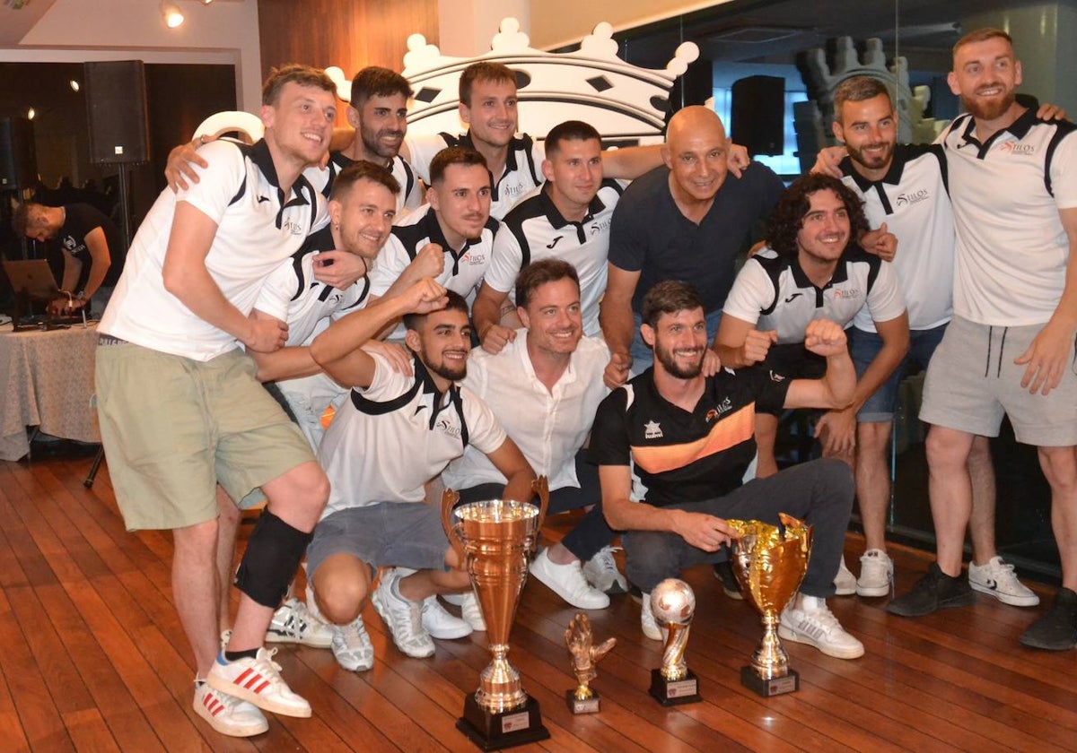 El equipo de Peluquería Stilos Ràfol con sus trofeos de Liga y Copa Acydma.