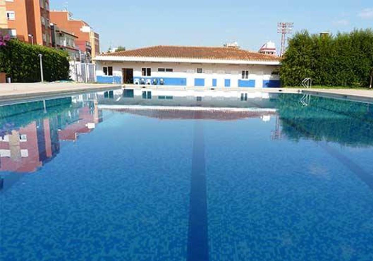 La piscina de verano de Alzira preparada para abrir