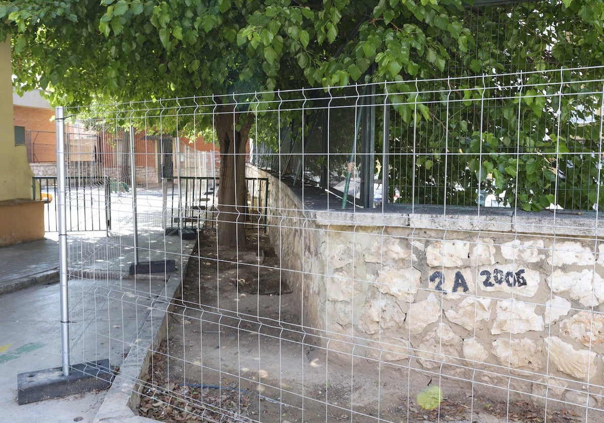 Vallado provisional instalado en uno de los tramos del muro en mal estado.