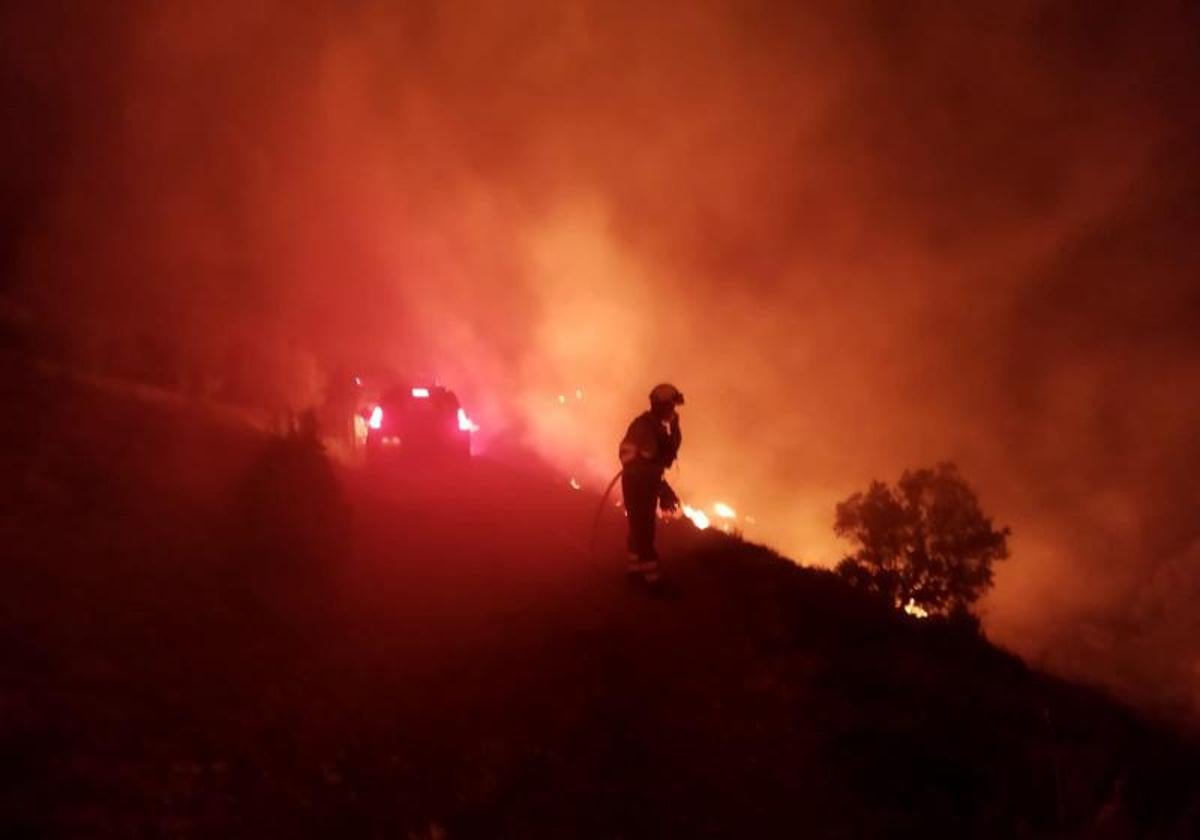 Uno de los bomberos que participaron en la extinción del incendio de Bejís.