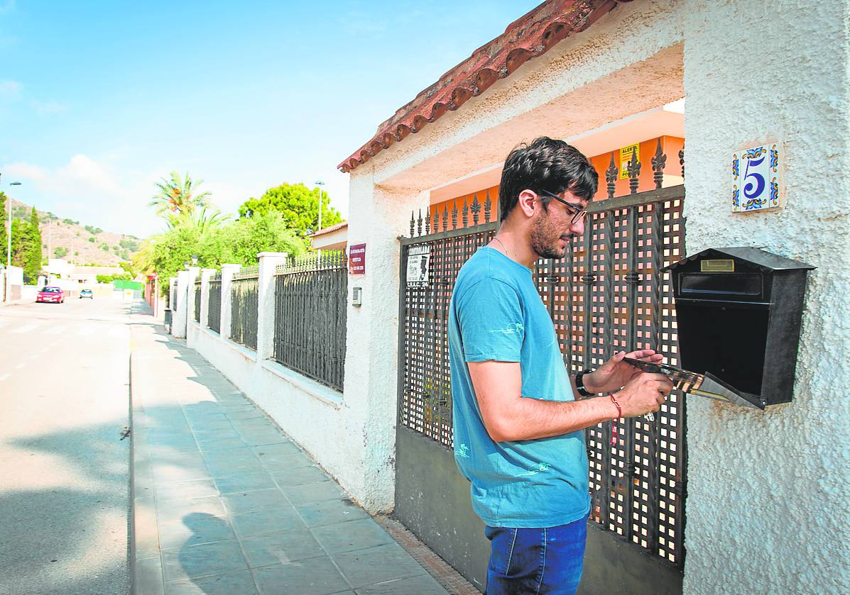 Un vecino recoge el correo en una imagen de archivo.