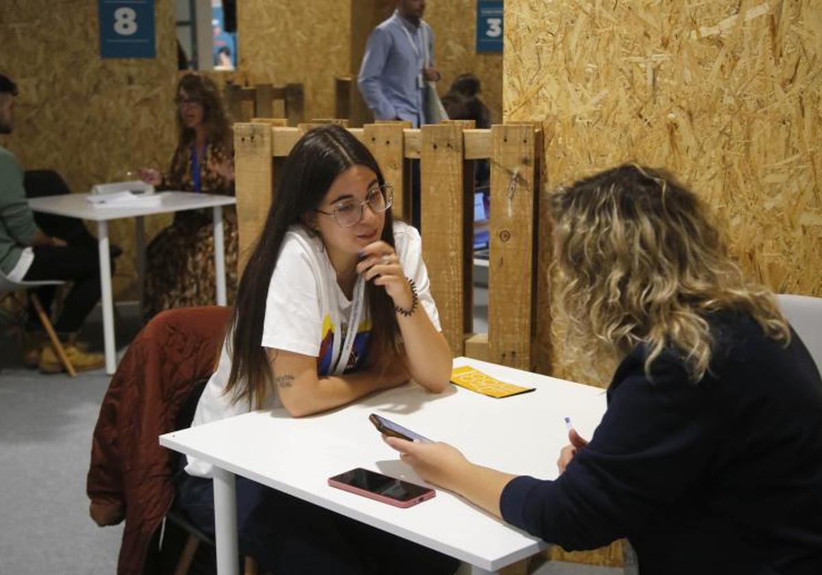 Una joven, en una imagen de archivo de un foro de empleo.