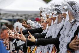 Un grupo de Belleas del Foc durante la primera Mascletà Oficial de las Hogueras 2023