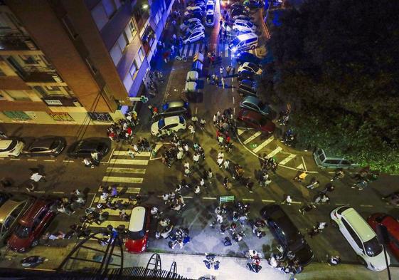 Concentración de jóvenes en la plaza de Honduras durante una noche de botellón.