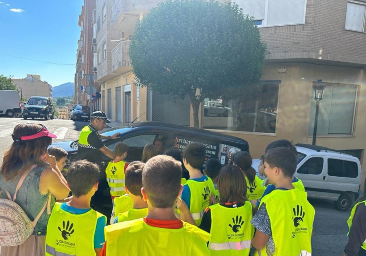 Alumnos del colegio en la sesión práctica del proyecto de educación vial.