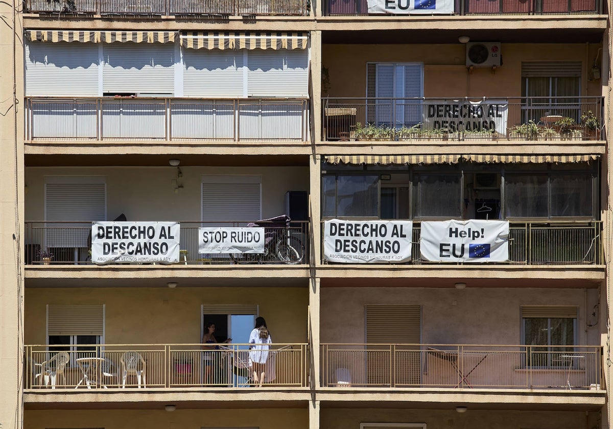 Varias pancartas claman por el derecho al descanso en una finca de Honduras.