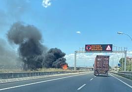 El coche en llamas en la V-30.