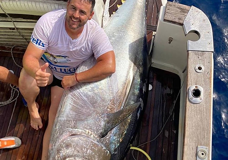 Félix Sotos con el atún rojo.