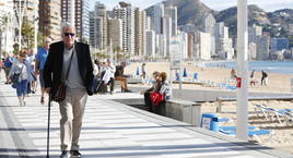 Un jubilado paseando por la playa de Benidorm