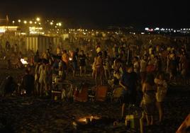 Miles de personas en la playa de la Malvarrosa en la noche de San Juan, en una imagen de archivo.