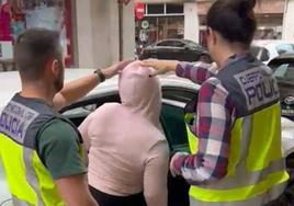 Dos agentes de policía acompañan a la mujer.