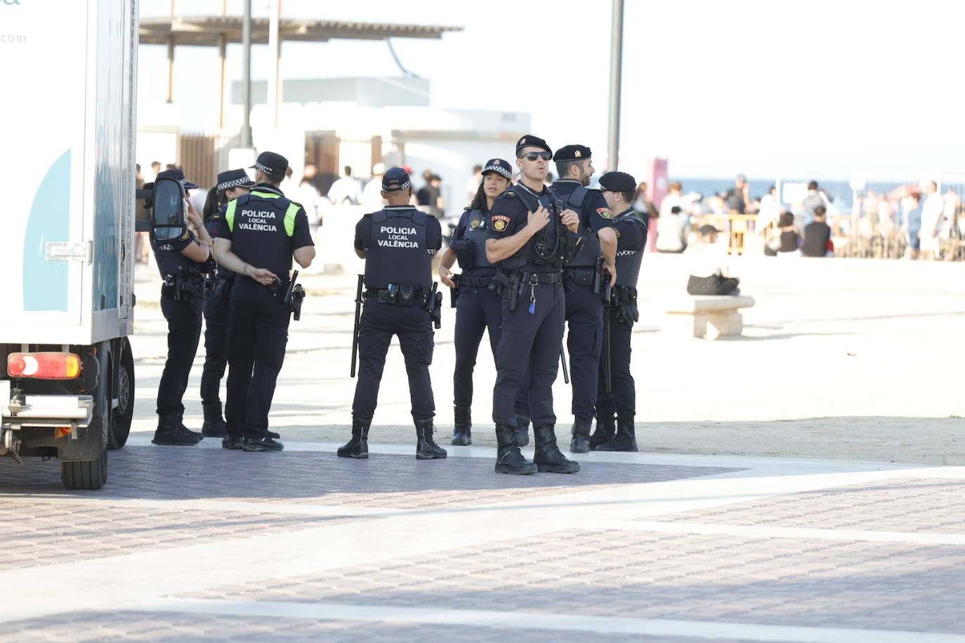 Miles de personas celebran la noche de San Juan en Valencia