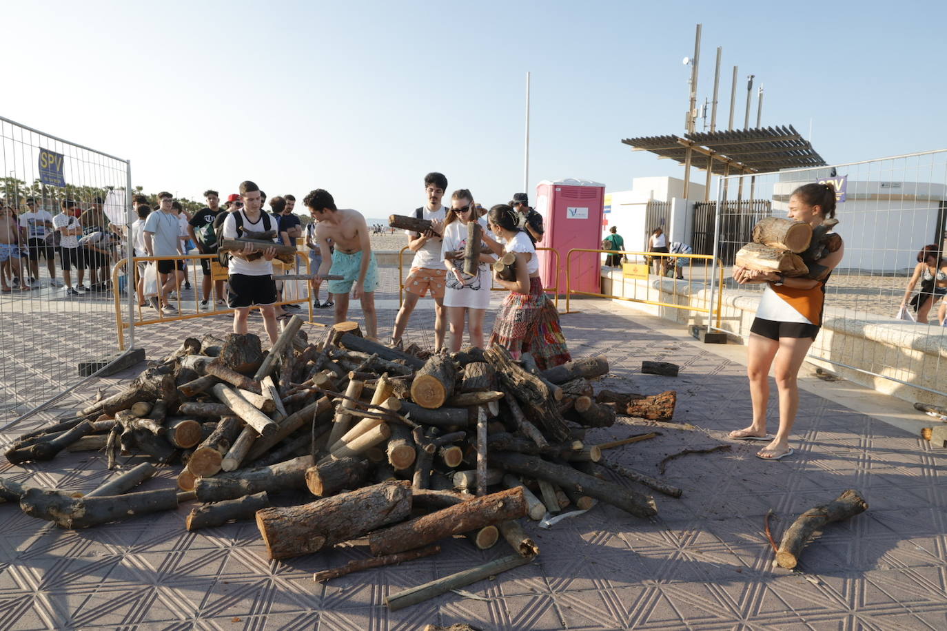 Miles de personas celebran la noche de San Juan en Valencia