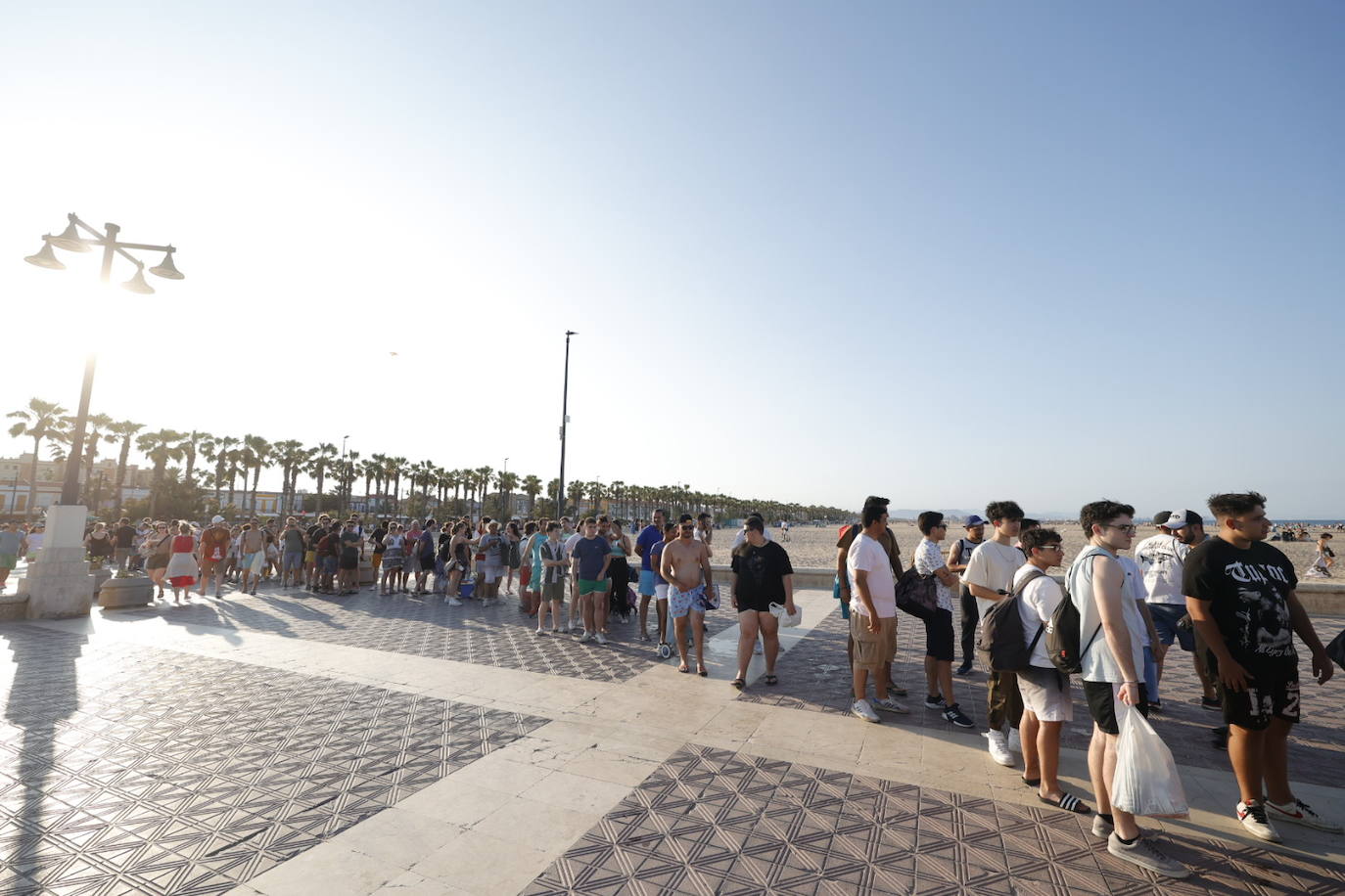 Miles de personas celebran la noche de San Juan en Valencia