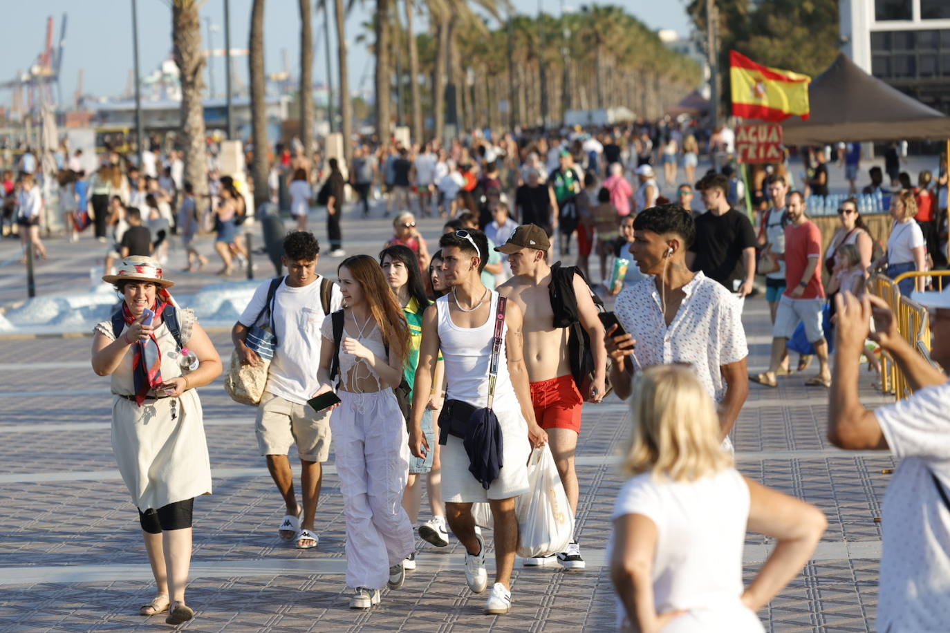 Miles de personas celebran la noche de San Juan en Valencia