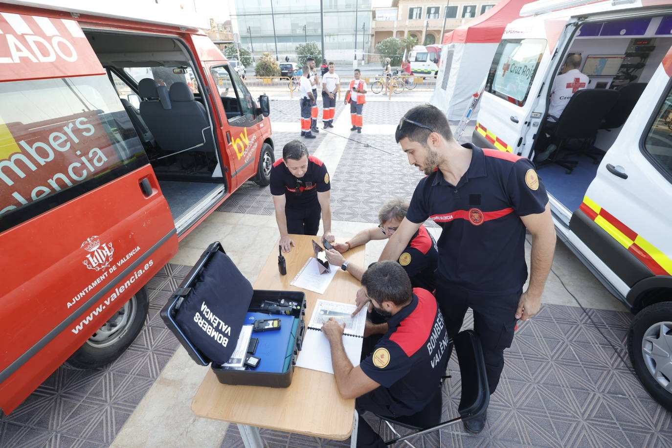 Miles de personas celebran la noche de San Juan en Valencia