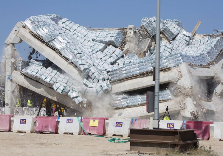 Justo el instante del derrumbe de la mitad de la estructura.