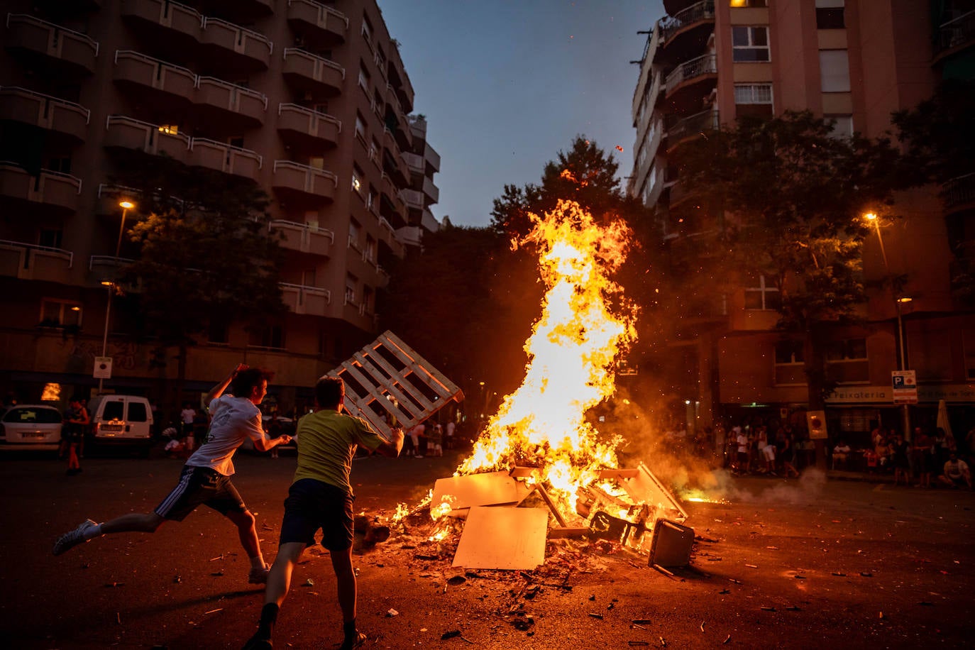 Miles de personas celebran la noche de San Juan en Valencia