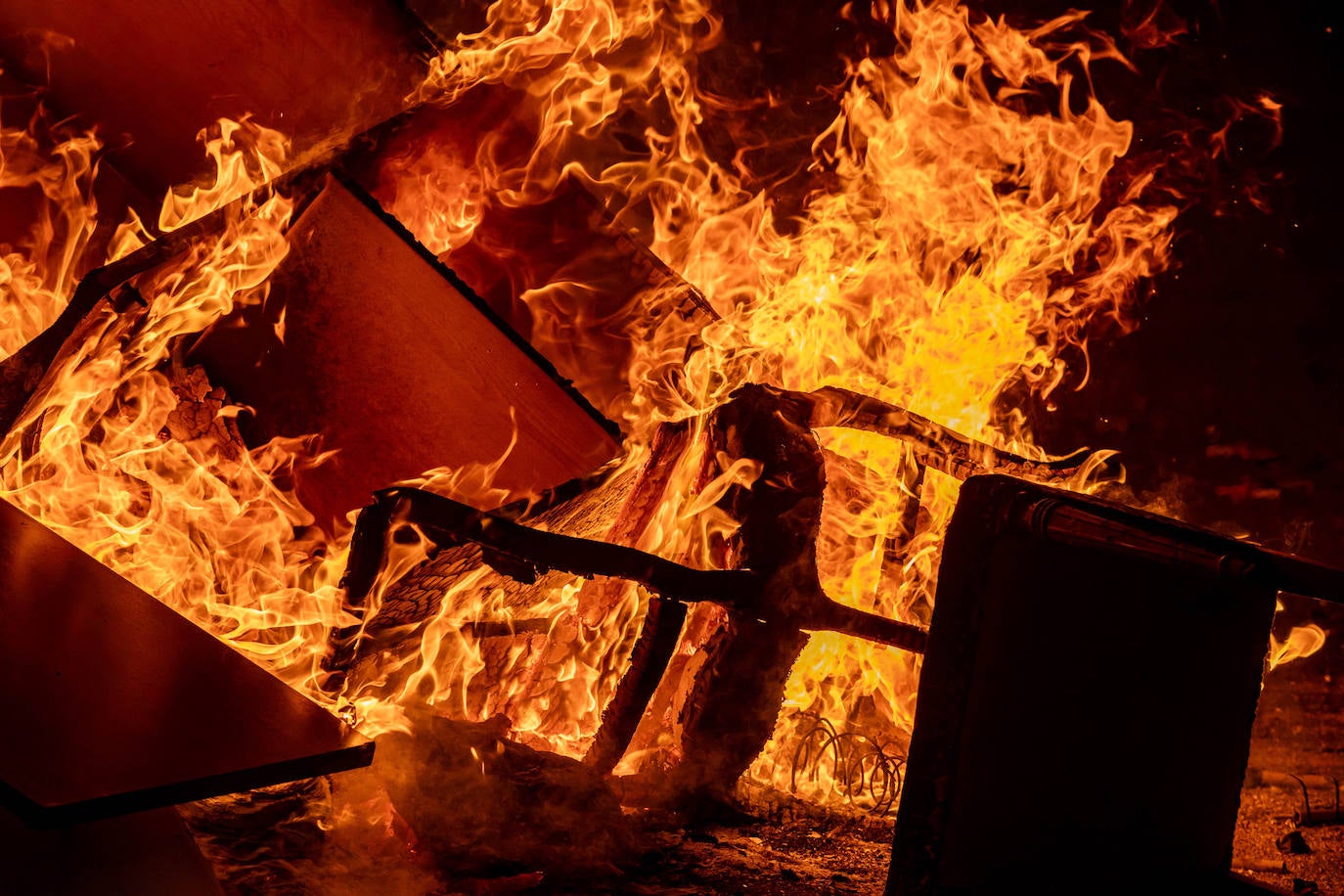 Miles de personas celebran la noche de San Juan en Valencia