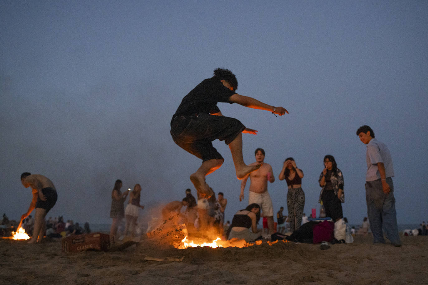 Miles de personas celebran la noche de San Juan en Valencia