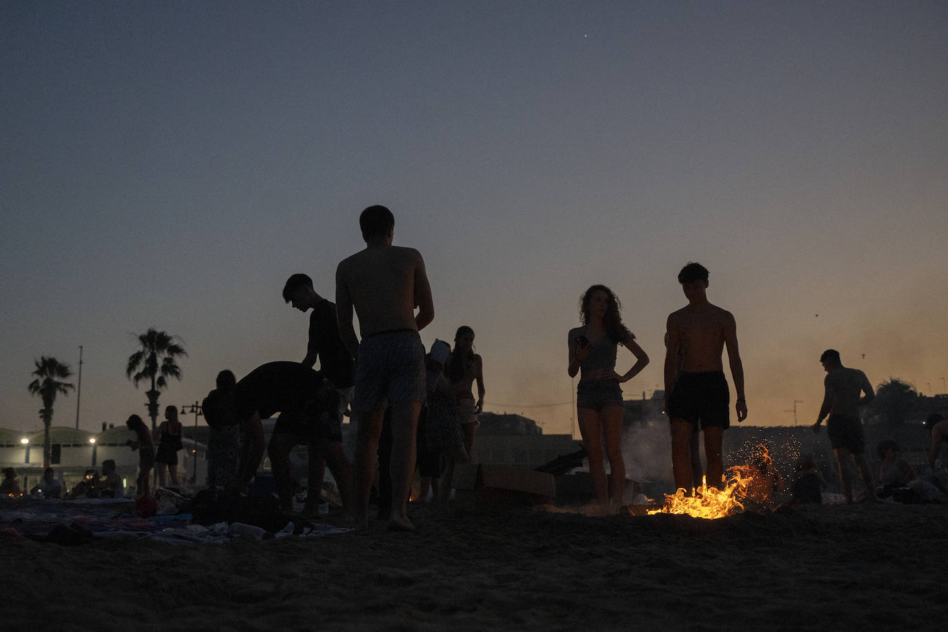 Miles de personas celebran la noche de San Juan en Valencia