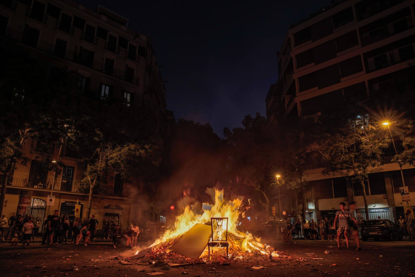 Miles de personas celebran la noche de San Juan en Valencia