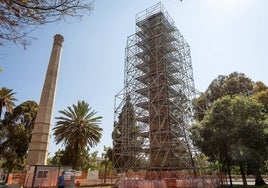 Andamio que rodea a la chimenea.