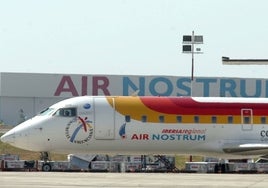 Un avión de la compañía Airnostrum en las pistas del aeropuerto.