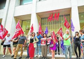 Trabajadores protestan a las puertas de la tienda H&M de Valencia.