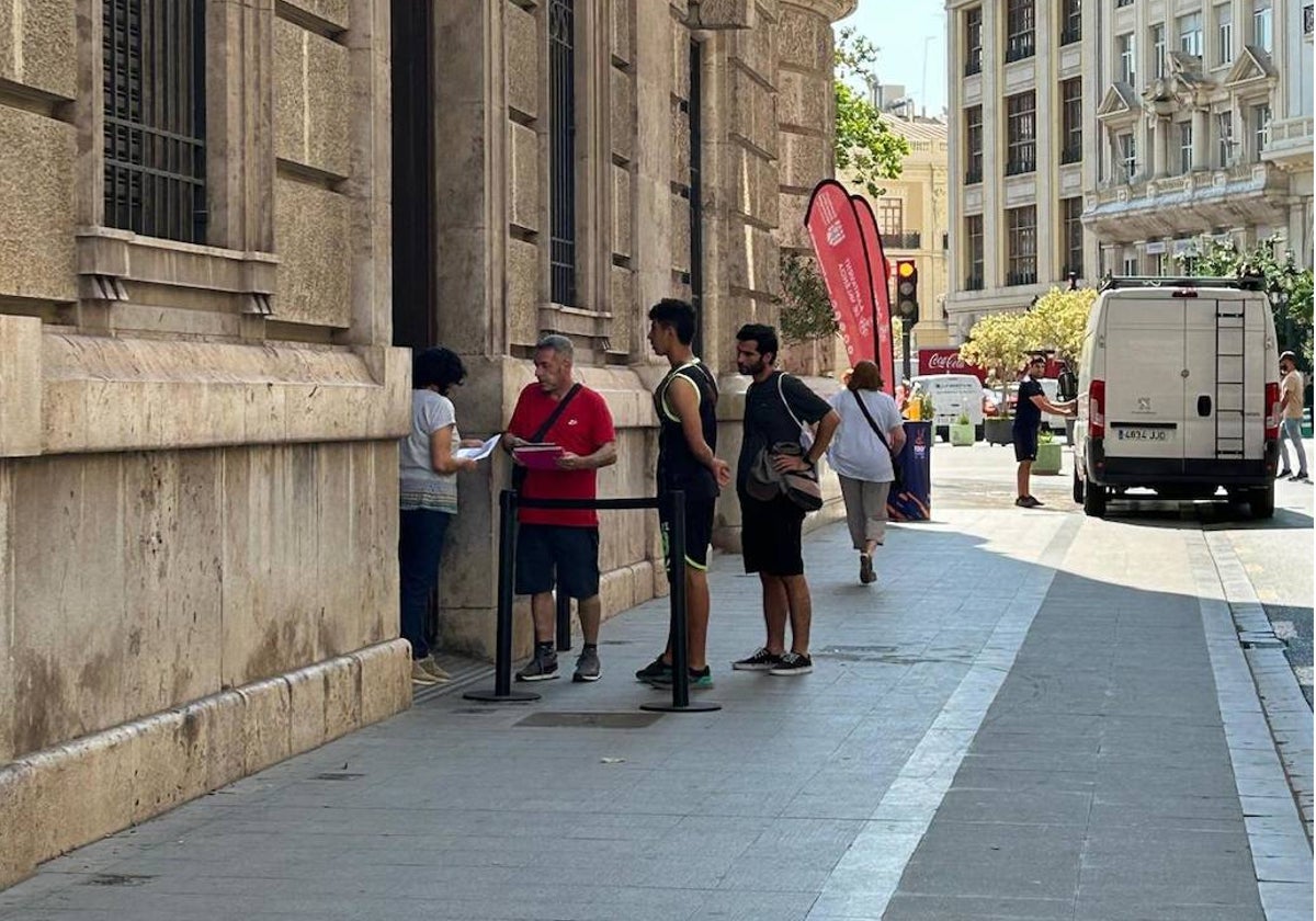 Personas esperando esta mañana en la oficina del padrón.