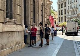 Personas esperando esta mañana en la oficina del padrón.