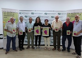 Directiva de la Federación de Vecinos con el cartel de la Semana Ciudadana 2023.