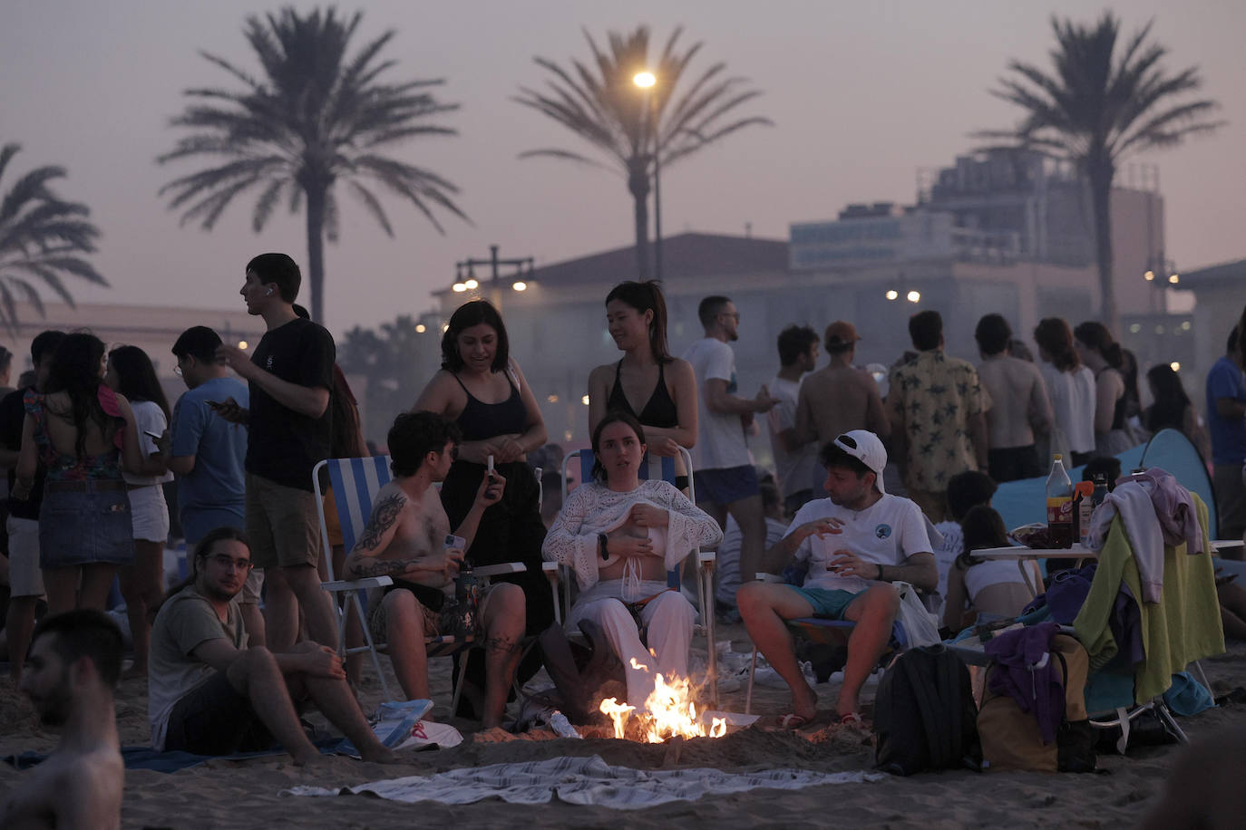 Miles de personas celebran la noche de San Juan en Valencia