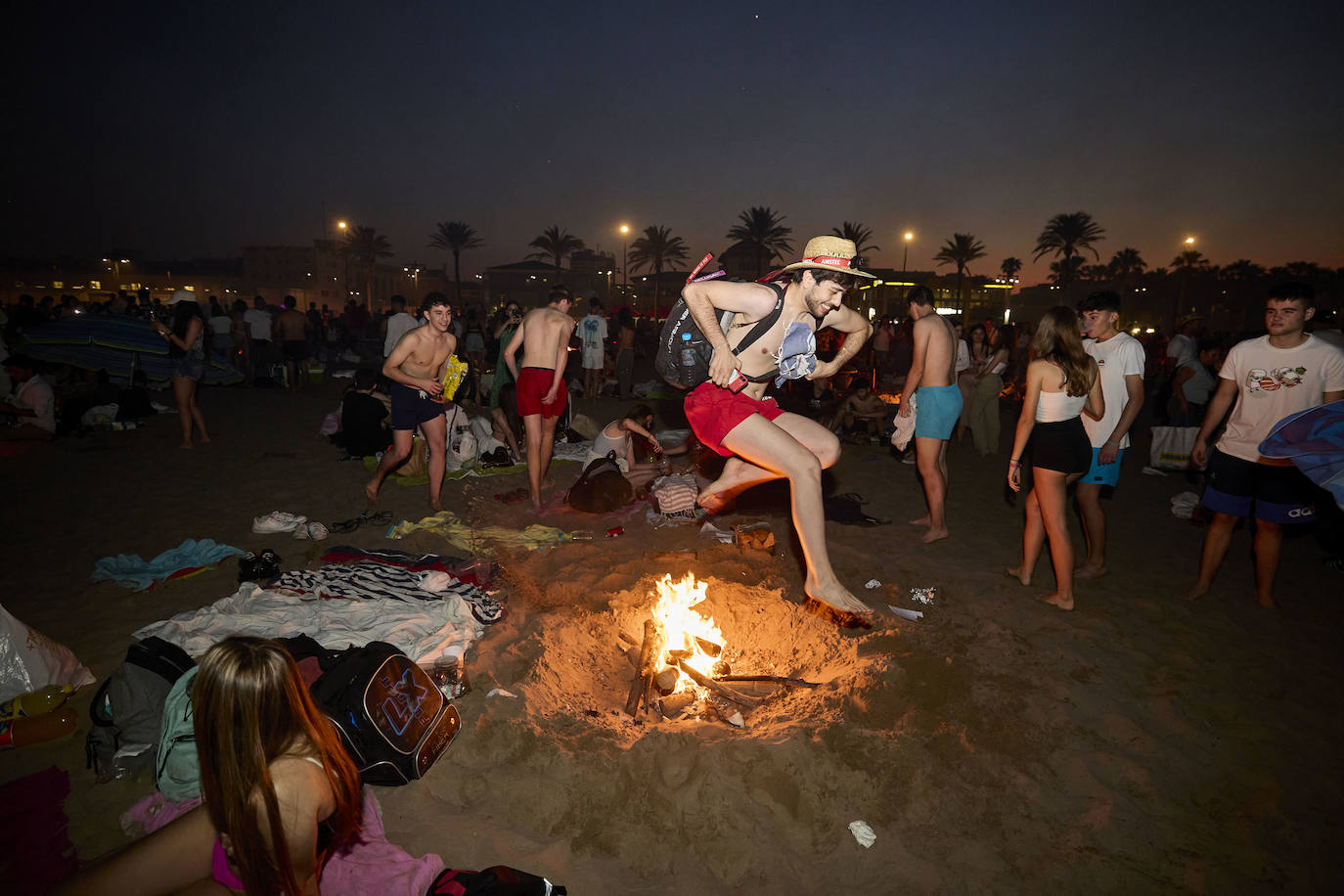 Miles de personas celebran la noche de San Juan en Valencia