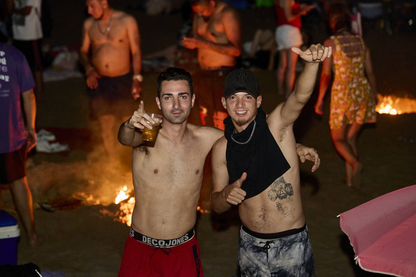 Miles de personas celebran la noche de San Juan en Valencia