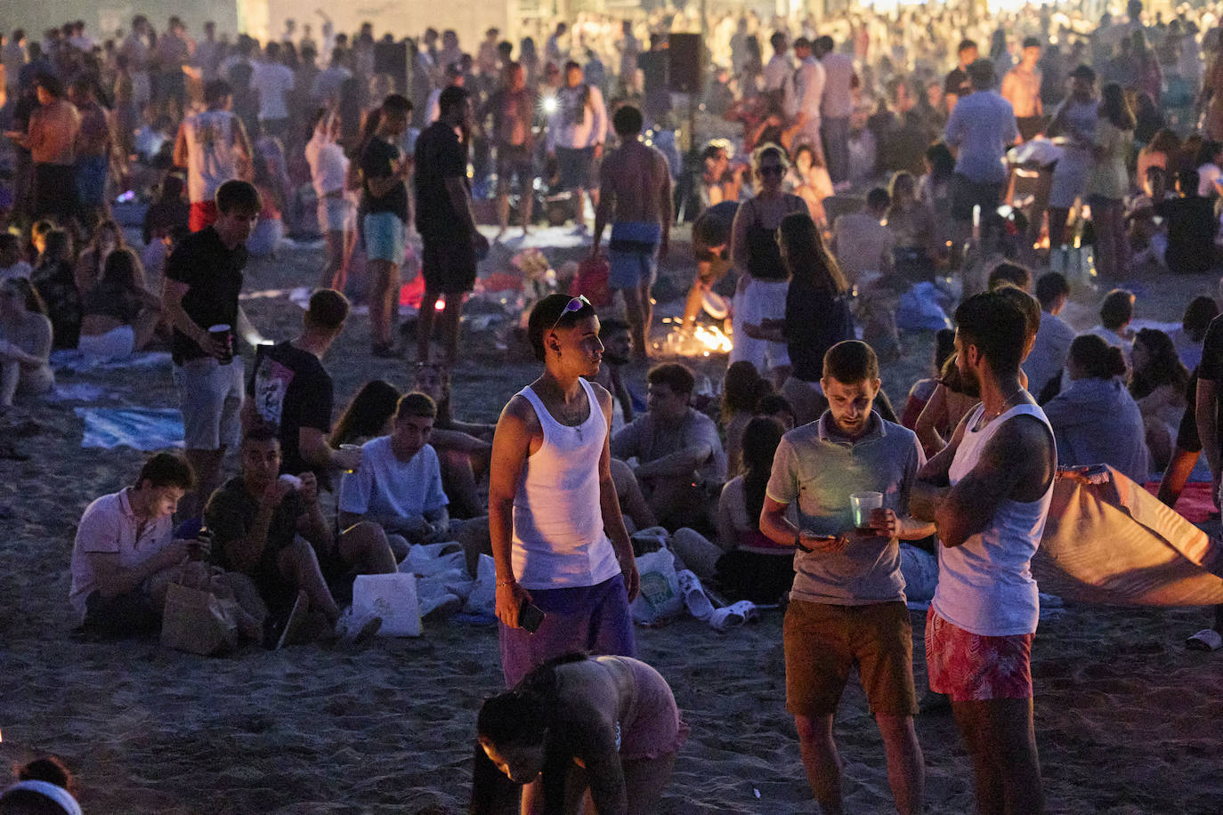 Miles de personas celebran la noche de San Juan en Valencia