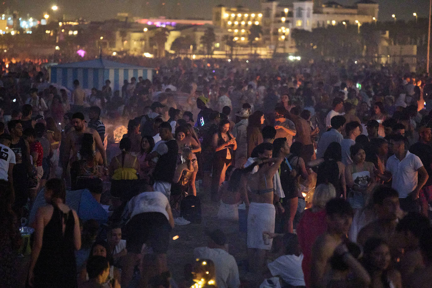 Miles de personas celebran la noche de San Juan en Valencia