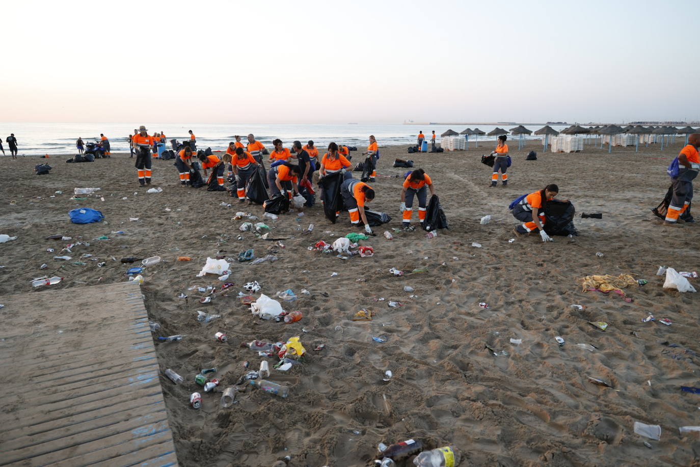 Limpieza en la playa tras la noche de San Juan