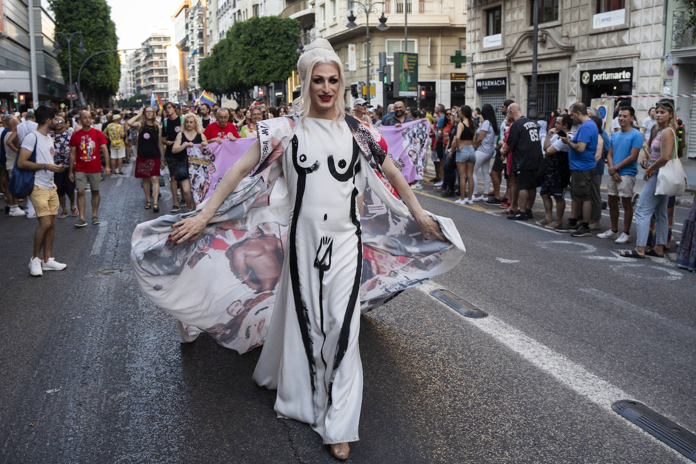 Las mejores imágenes de la marcha del Orgullo en Valencia