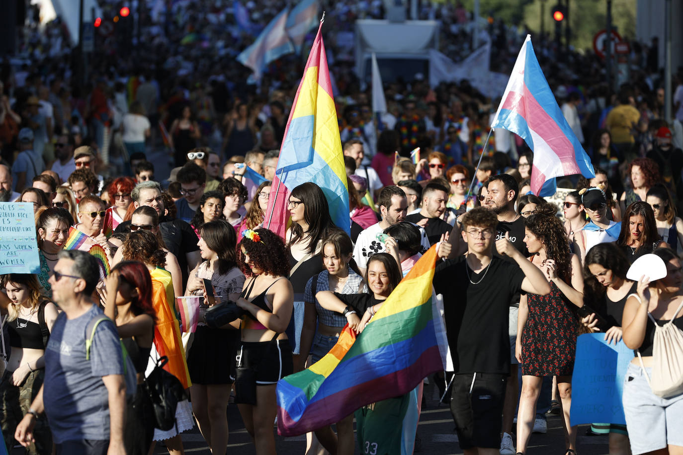 Las mejores imágenes de la marcha del Orgullo en Valencia