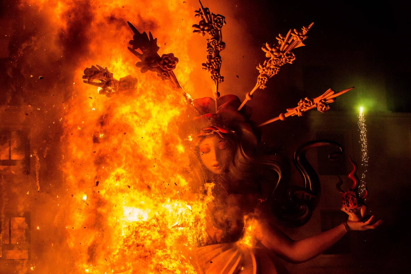 Alicante goza con la cremà y la banyà de las Hogueras 2023