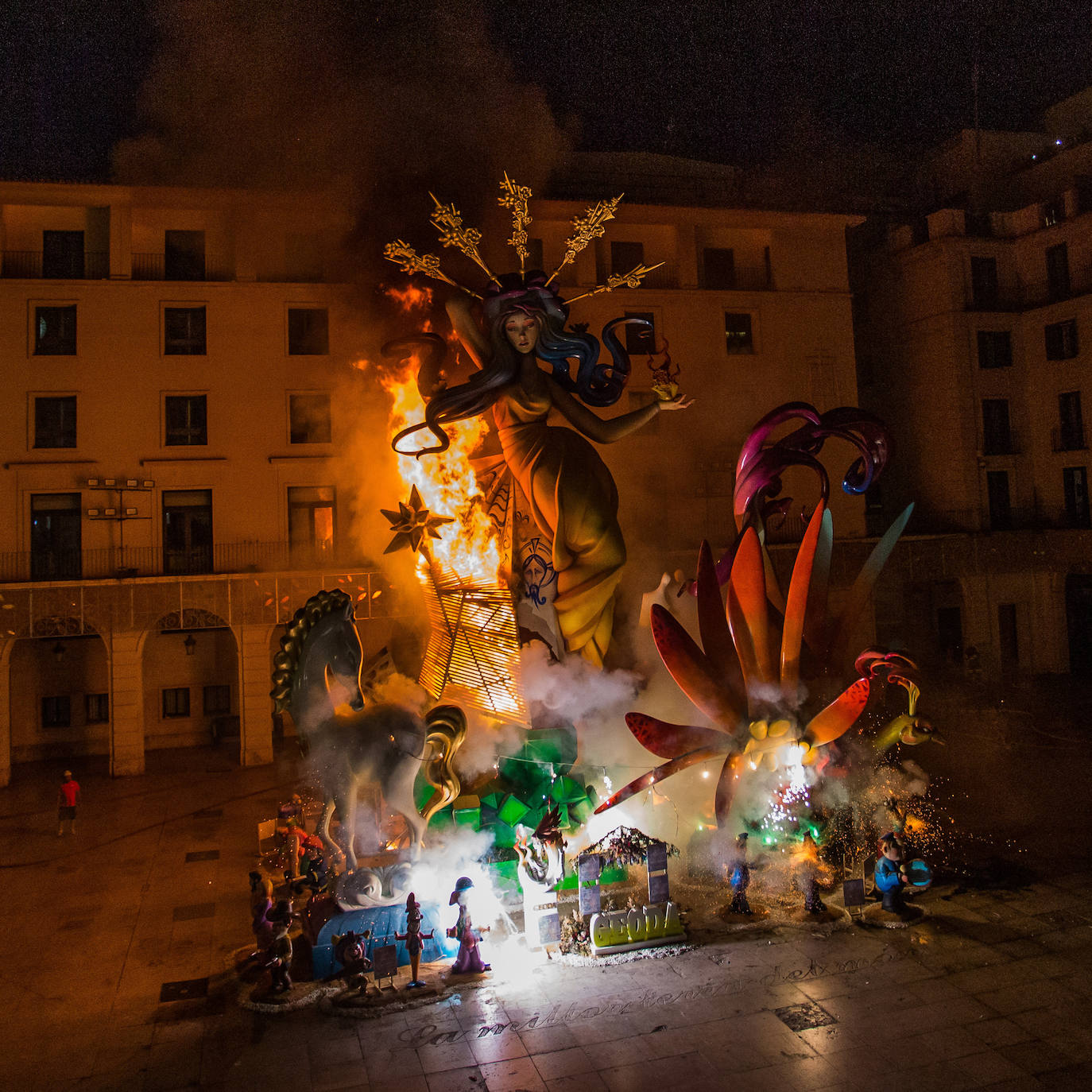 Alicante goza con la cremà y la banyà de las Hogueras 2023